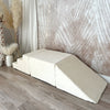 Ecru Soft Velvet speelparcours met trapje, rechthoekig blok en helling op een houten vloer, schuin van boven gezien.