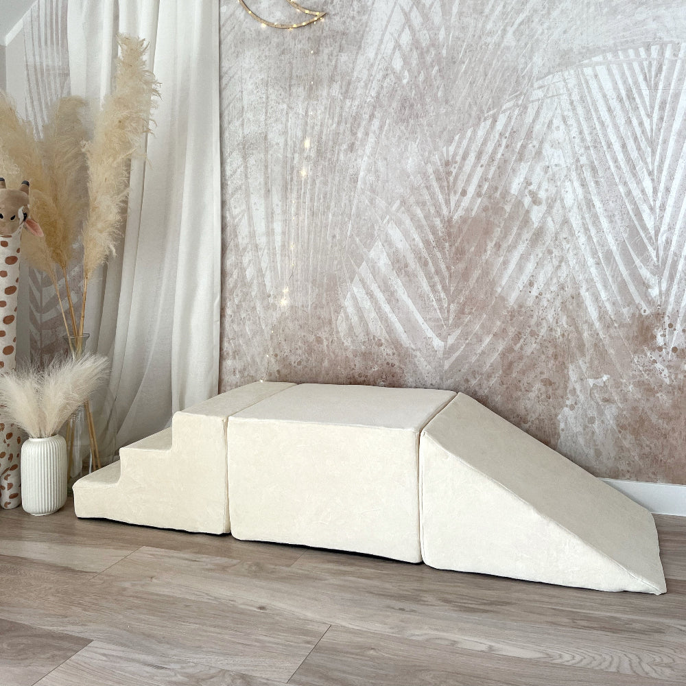 Ecru Soft Velvet speelset met drie elementen op een rij: een trapje, rechthoekig blok en helling.