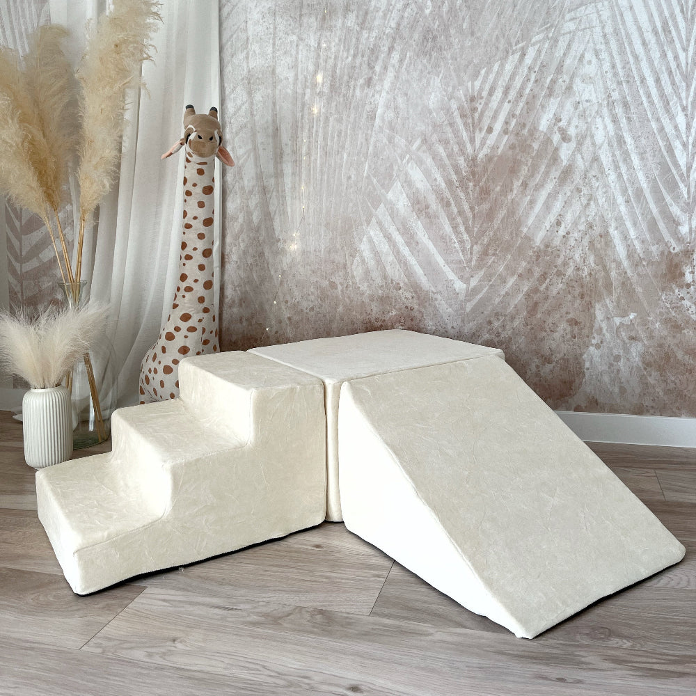Ecru Soft Velvet speelset schuin van voren, met het trapje links en de brede helling rechts op de voorgrond.