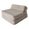Beige bouclé lounger als compacte kinderstoel met gestapelde zitdelen en rugkussen, tegen een witte achtergrond.