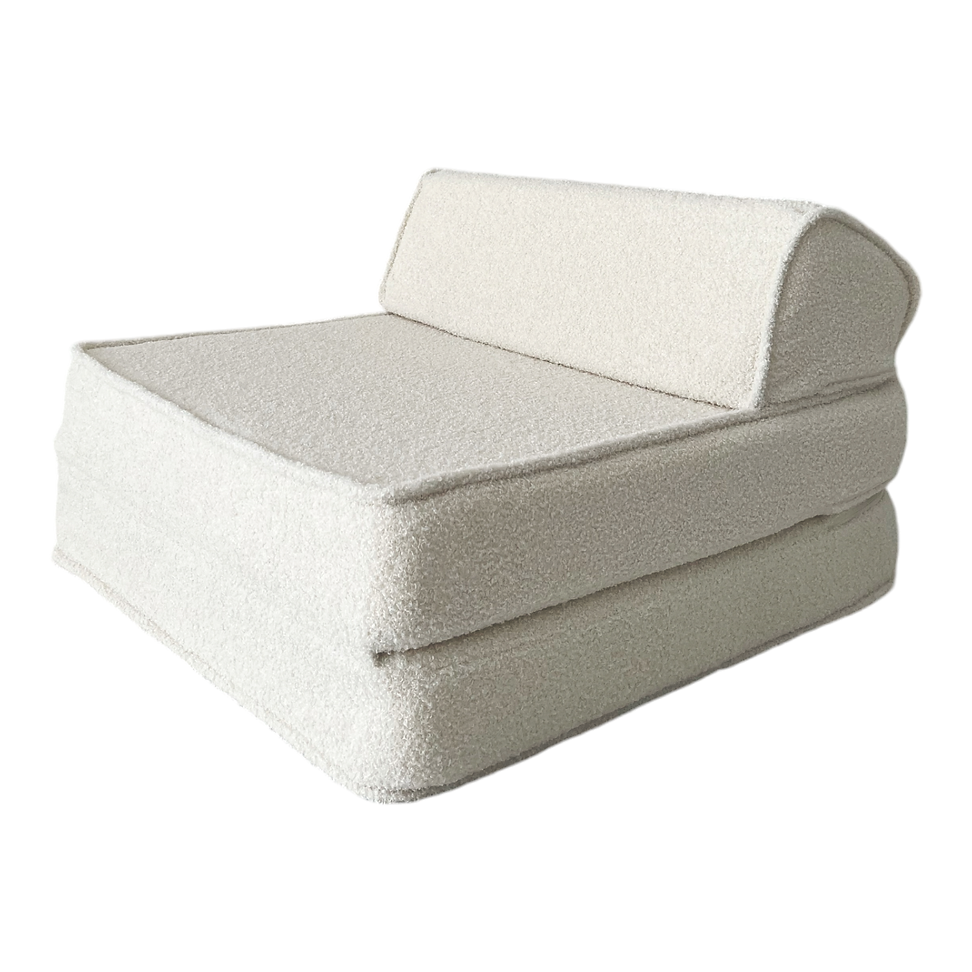 Crèmekleurige bouclé lounger opgevouwen tot kinderstoel met rugleuning.