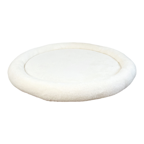 Rond wit teddy speelnest met een zachte, opstaande rand op een witte achtergrond